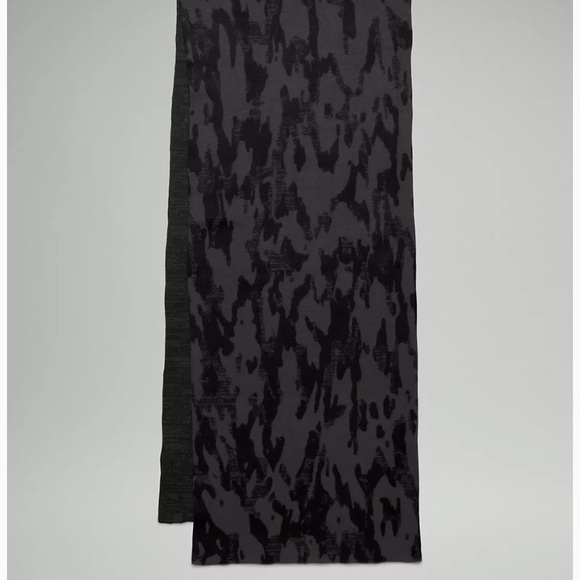 NWOT Lululemon✨ Oversized Camo Jacquard Scarf - Picture 2 of 8